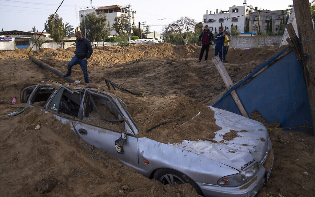 Des Palestiniens inspectent les dégâts causés par des frappes aériennes israéliennes nocturnes à Gaza, le vendredi 7 avril 2023. (Crédit : AP Photo/Fatima Shbair)