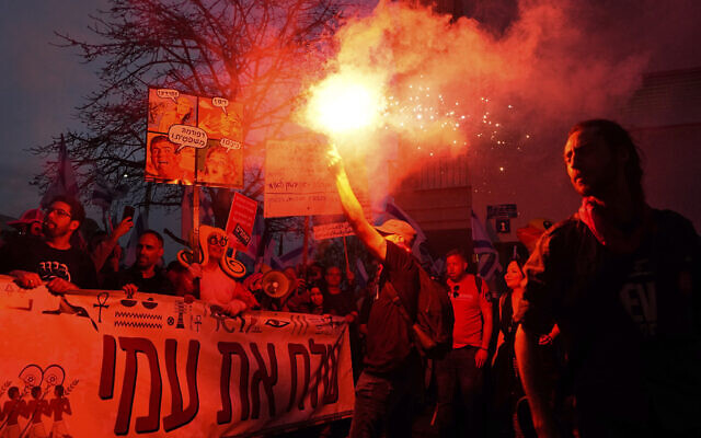 Des Israéliens protestant contre les projets du gouvernement du Premier ministre Benjamin Netanyahu de réformer le système judiciaire, à Tel Aviv, le 8 avril 2023. (Crédit : AP Photo/Ariel Schalit)