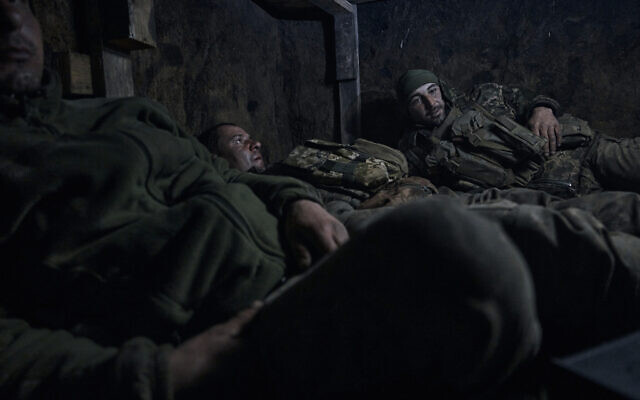 Des soldats ukrainiens se reposent dans un refuge sur la ligne de front à Bakhmut, dans la région de Donetsk, en Ukraine, le 10 avril 2023. (Crédit:AP Photo/Libkos)