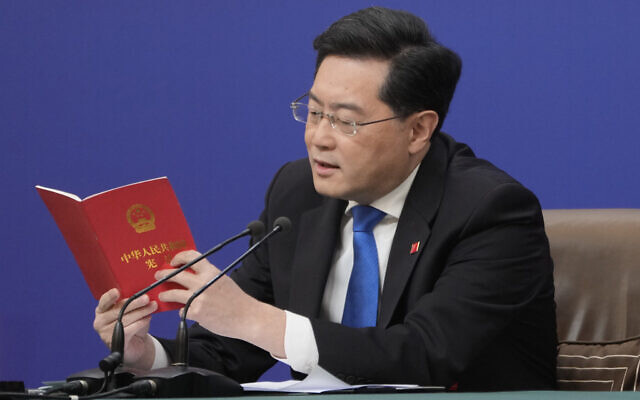 Le ministre chinois des Affaires étrangères Qin Gang lors d'une conférence de presse organisée en marche du congrès annuel du parti de l'Assemblée populaire nationale à Pékin, le 7 mars 2023. (Crédit : AP Photo/Mark Schiefelbein, File)