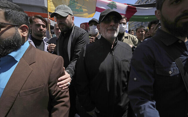 Le chef iranien de la Force Al-Qods, le général Esmaïl Ghaani, deuxième à droite, participant à un rassemblement pour marquer la Journée d’Al-Qods, une manifestation annuelle de soutien aux Palestiniens, à Téhéran, en Iran, le 14 avril 2023. (Crédit : AP Photo/Vahid Salemi)
