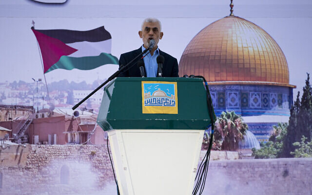 Yahya Sinwar, chef du Hamas à Gaza, prononçant un discours lors d'un rassemblement à l'occasion de la "Journée de Jérusalem", ou Journée d’Al-Qods, sur un terrain de football dans la ville de Gaza, le 14 avril 2023. (Crédit : AP Photo/Fatima Shbair) 