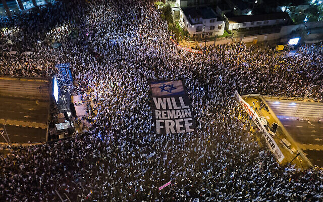 Des dizaines de milliers d'Israéliens manifestant contre les projets du gouvernement du Premier ministre Benjamin Netanyahu visant à réformer le système judiciaire, à Tel Aviv, en Israël, le 15 avril 2023. (Crédit : AP Photo/Oded Balilty)