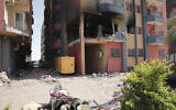 Des bâtiments résidentiels endommagés par les combats sont visibles à Khartoum, au Soudan, le 20 avril 2023. (Crédit : Marwan Ali/AP)
