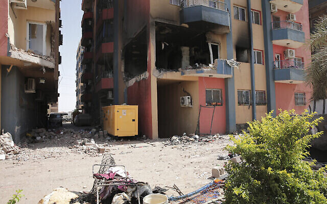 Des bâtiments résidentiels endommagés par les combats sont visibles à Khartoum, au Soudan, le 20 avril 2023. (Crédit : Marwan Ali/AP)