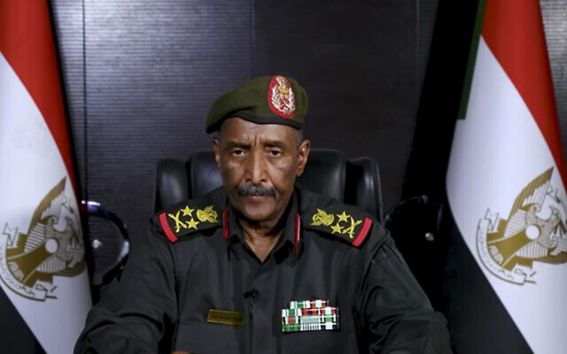 Sur cette image tirée d'une vidéo fournie le 21 avril 2023 par les forces armées soudanaises, le général Abdel-Fattah Burhane, commandant des forces armées soudanaises, s'exprime dans un lieu tenu secret. (Crédit : Forces armées soudanaises via AP)