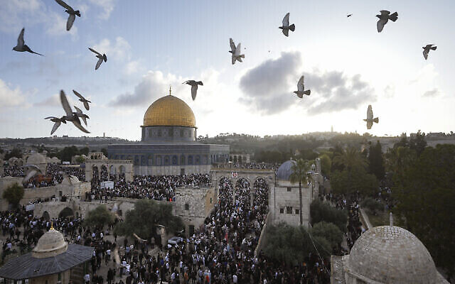 Des Palestiniens assistent aux célébrations de l’Aïd al-Fitr près du sanctuaire du Dôme du Rocher, dans l’enceinte de la mosquée Al Aqsa, sur le Mont du Temple, dans la Vieille Ville de Jérusalem, le 21 avril 2023. (Crédit : AP/Mahmoud Illean)