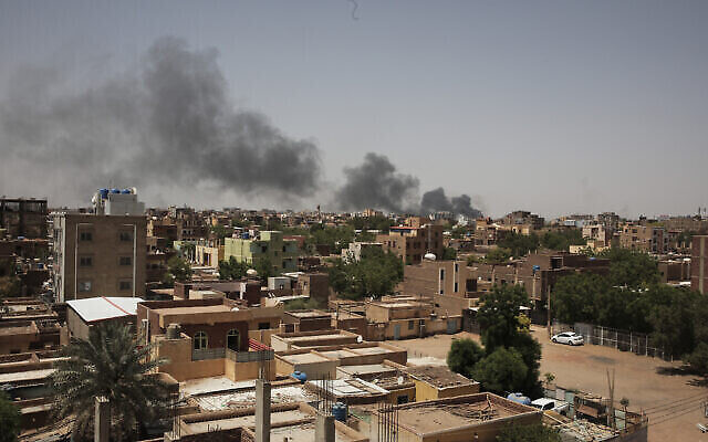 De la fumée s'élève de Khartoum, au Soudan, où les combats entre l'armée soudanaise et les forces de soutien rapide ont repris après l'échec d'un cessez-le-feu, le 22 avril 2023. (Crédit : AP Photo/Marwan Ali)