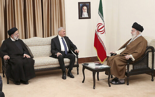 Le guide suprême, l'ayatollah Ali Khamenei (à droite), rencontre le président irakien Abdul Latif Rashid (au centre) et le président iranien Ebrahim Raisi, à Téhéran (Iran), le 29 avril 2023. (Crédit : Bureau du guide suprême iranien via AP)