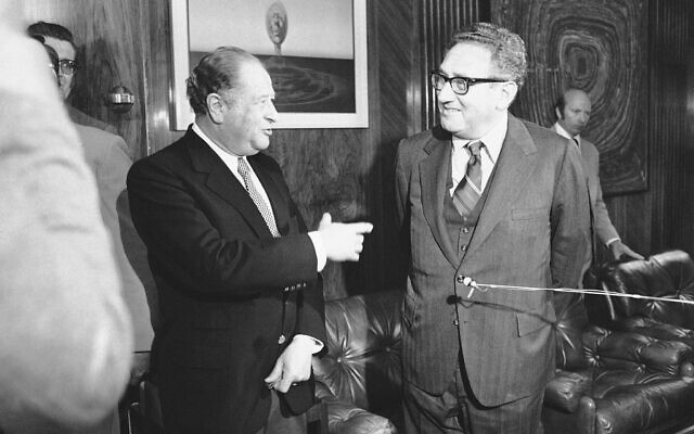 L'ancien secrétaire d'État américain, Henry Kissinger, à droite, et Bruno Kreisky s'entretenant avant le début des pourparlers entre les secrétaires d'État américain et soviétique aux affaires étrangères, à Vienne, le 19 mai 1975. (Crédit : AP Photo/Endlicher)