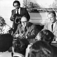 Yasser Arafat, à gauche, le chancelier autrichien Bruno Kreisky et l'ancien chancelier ouest-allemand Willy Brandt lors d'une conférence de presse après trois jours de discussions sur la situation au Moyen Orient, à Vienne, le 11 juillet 1979. (Crédit : AP Photo)