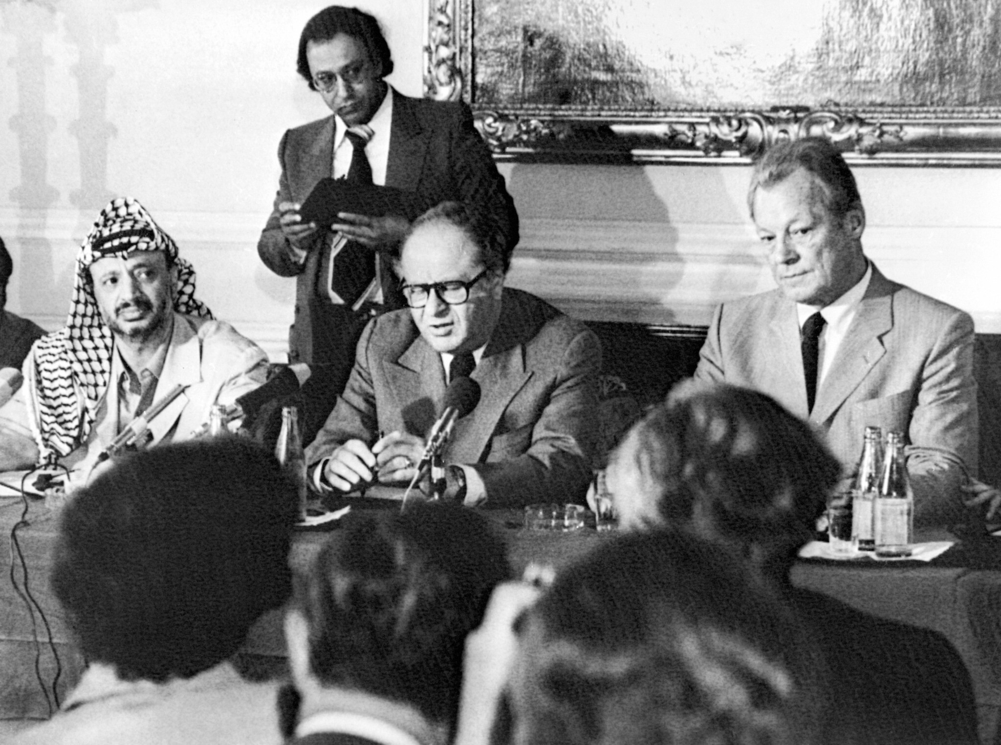 Yasser Arafat, à gauche, le chancelier autrichien Bruno Kreisky et l'ancien chancelier ouest-allemand Willy Brandt lors d'une conférence de presse après trois jours de discussions sur la situation au Moyen Orient, à Vienne, le 11 juillet 1979. (Crédit : AP Photo)