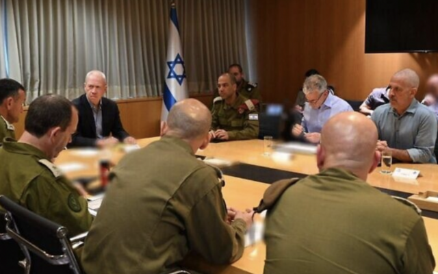 Le ministre de la Défense Yoav Gallant rencontrant des hauts responsables de Tsahal et de la Défense, au quartier général de l’armée, à Tel Aviv, le 6 avril 2023. (Crédit : Ariel Hermoni/Ministère de la Défense)
