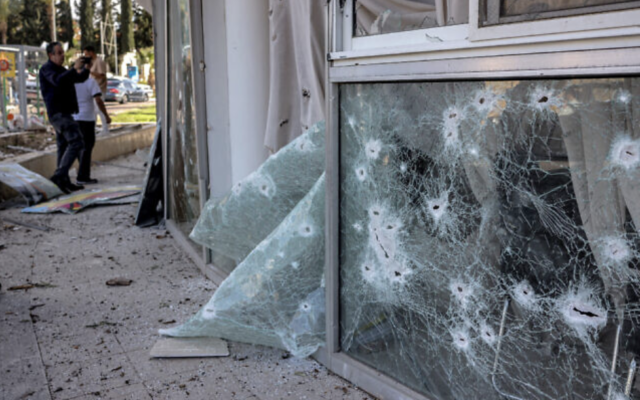 Des éclats d'obus à travers des vitres brisées à Shlomi, suite à des tirs de roquettes lancés depuis le Liban, le 6 avril 2023. (Crédit : Oren Ziv/AFP)