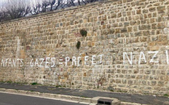 "enfants gazés = préfet nazi" inscrit sur un mur de Charleville-Mézières, le 5 avril 2023. (Crédit : compte Twitter de Lionel Vuibert)