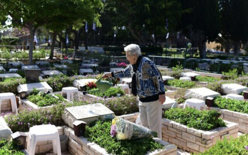À  l'approche de Yom Hazikaron, des personnes se rendant sur les tombes de soldats israéliens tombés au combat au cimetière militaire de Kiryat Shaul, à Tel Aviv, le 24 avril 2023. (Crédit : Tomer Neurberg/Flash90)