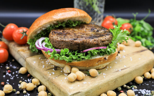 La start-up israélienne spécialisée dans la FoodTech Meat.The End lance le premier hamburger texturé à base de protéines de pois chiches. (Crédit : Ruthie Amano)