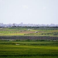 Vue de la frontière entre Israël et la Bande de Gaza, depuis le monument de la Flèche noire, le 21 mars 2023. (Crédit : Emanuel Fabian/Times of Israel)