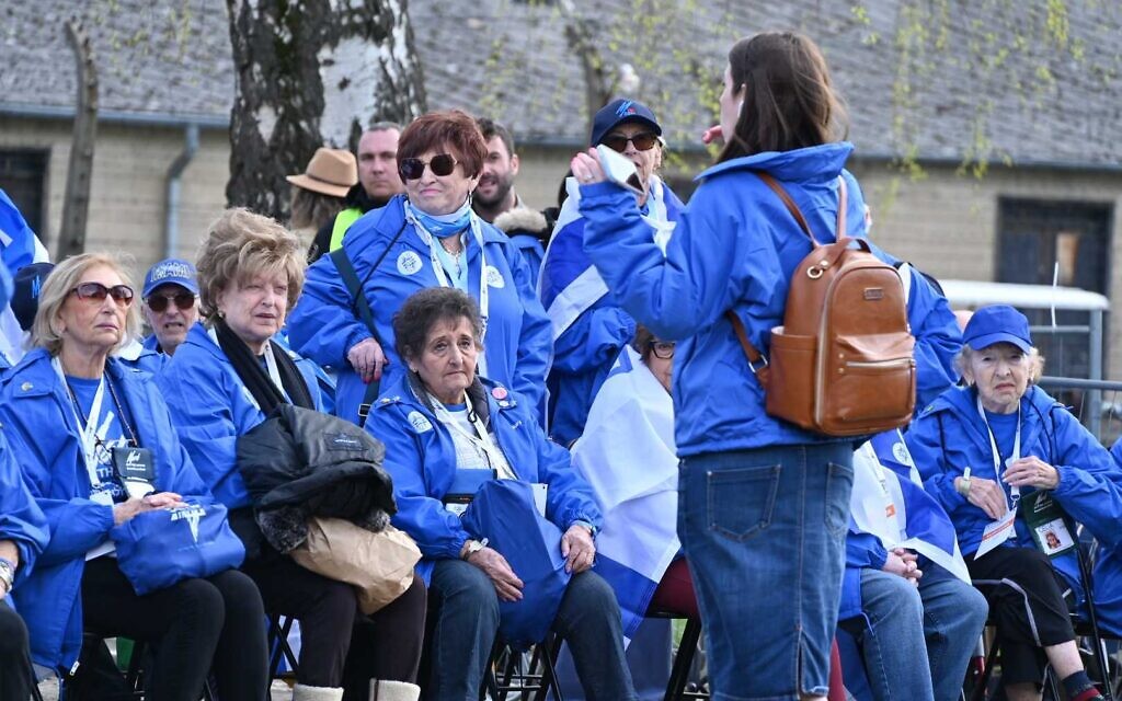 Des survivants de la Shoah se préparant pour la Marche des Vivants, à Auschwitz, le 18 avril 2023. (Crédit : Canaan Lidor/Times of Israel)