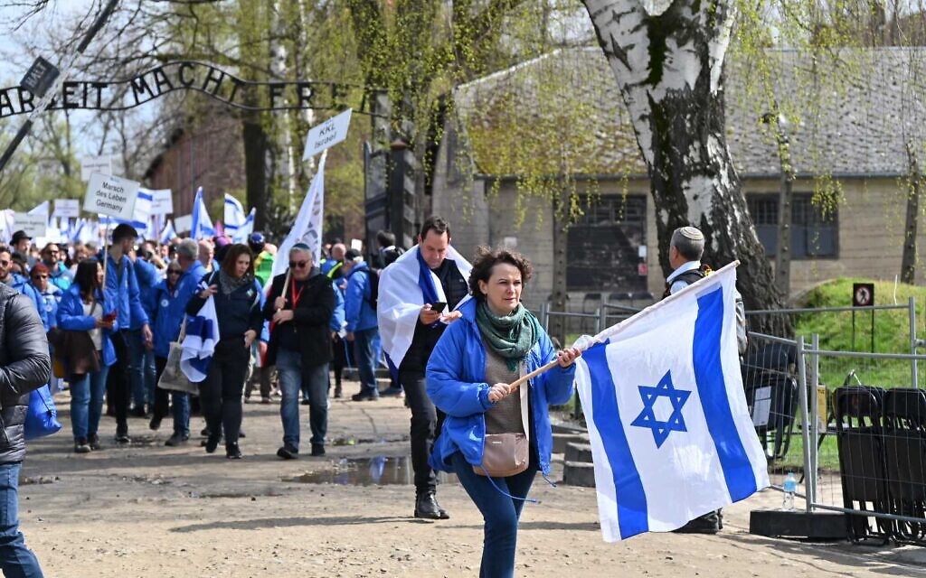 Des survivants de la Shoah et des délégations participant à la 35e Marche des Vivants, à Auschwitz, le 18 avril 2023. (Crédit : Canaan Lidor/Times of Israel)