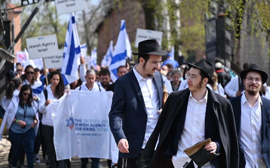 Des survivants de la Shoah et des délégations participant à la 35e Marche des Vivants, à Auschwitz, le 18 avril 2023. (Crédit : Canaan Lidor/Times of Israel)