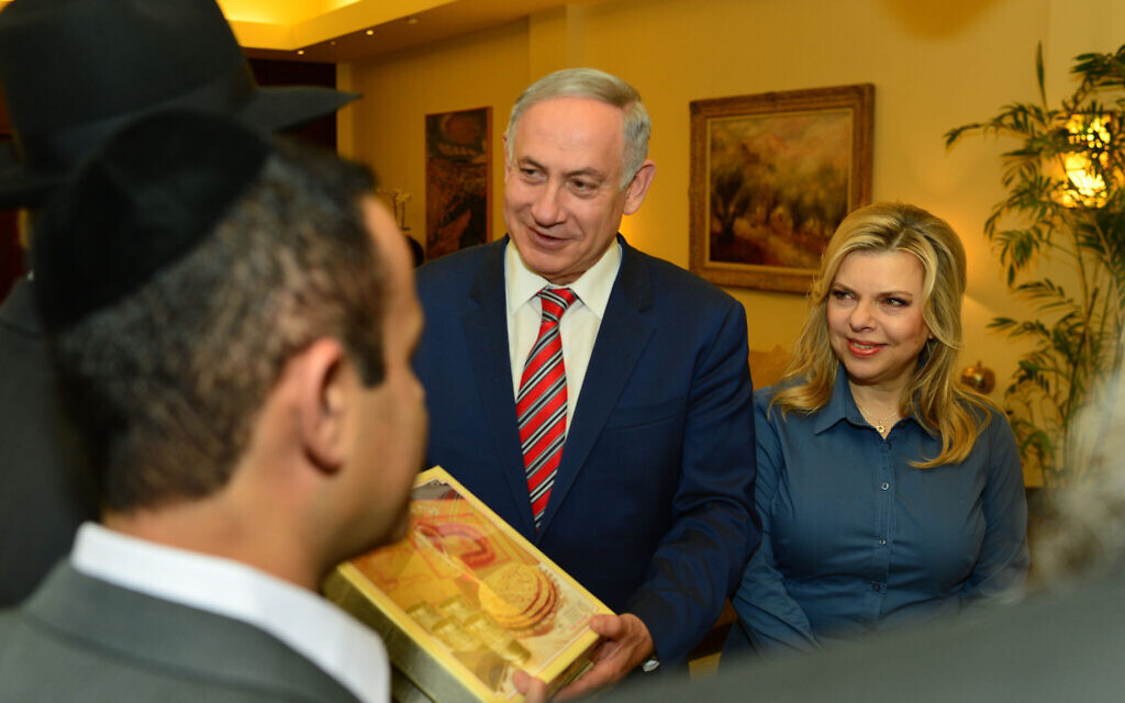 Le Premier ministre Benjamin Netanyahu et son épouse Sara recevant une boîte de matza des représentants de Habad avant Pessah, à la résidence du Premier ministre, à Jérusalem, le 20 avril 2016. (Crédit : Kobi Gideon/GPO)