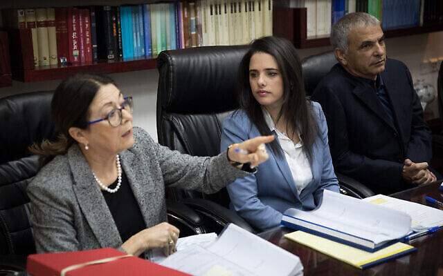 Archive : La Présidente de la Cour suprême, Esther Hayut (à gauche), avec la ministre de la Justice de l’époque, Ayelet Shaked, et le ministre des Finances de l’époque, Moshe Kahlon, lors d’une réunion du Comité de sélection des juges, au ministère de la Justice à Jérusalem, le 22 février 2018. (Crédit : Hadas Parush/Flash 90)