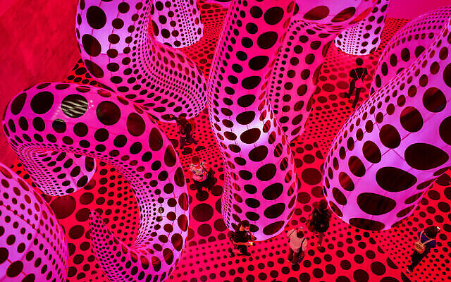 Énorme installation gonflable rose vif de l’artiste japonais Yayoi Kusama exposée au Musée d’Art de Tel Aviv, le 31 octobre 2021 (Photo par Tomer Neuberg/Flash90)