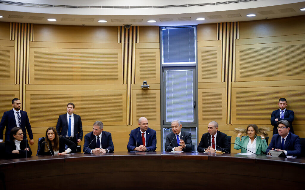 Le Premier ministre Benjamin Netanyahu dirigeant une réunion de sa faction, le Likud, à la Knesset, le 9 janvier 2023. (Crédit : Olivier Fitoussi/Flash90)