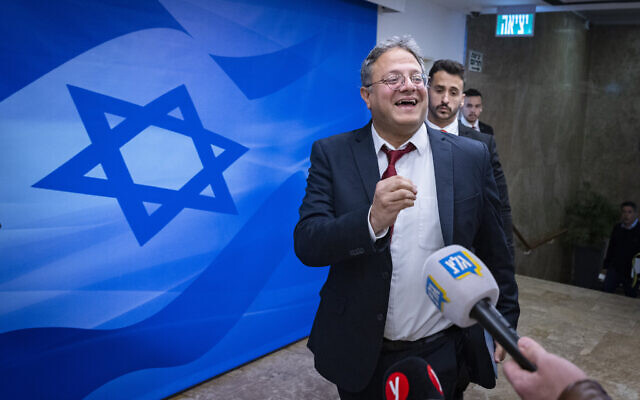 Le ministre de la Sécurité nationale Itamar Ben Gvir arrivant pour une réunion du cabinet au Bureau du Premier ministre, à Jérusalem, le 2 avril 2023. (Crédit : Olivier Fitoussi/Pool)