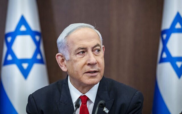 Le Premier ministre Benjamin Netanyahu dirigeant une réunion du cabinet dans son bureau, à Jérusalem, le 2 avril 2023. (Crédit : Olivier Fitoussi/Pool/Flash90)