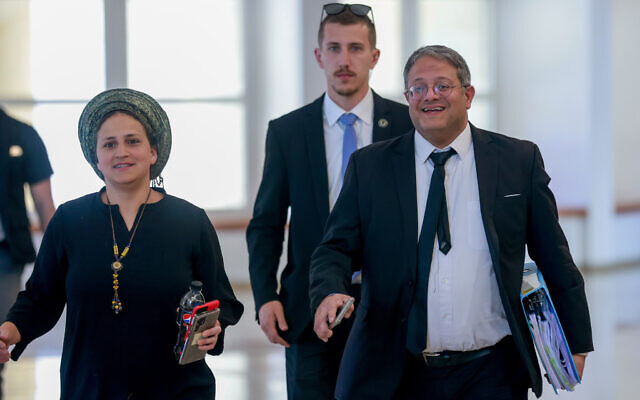 Le ministre de la Sécurité nationale Itamar Ben Gvir arrivant avec son épouse Ayala pour une audience à la Cour suprême, à Jérusalem, le 3 avril 2023. (Crédit : Erik Marmor/Flash90)