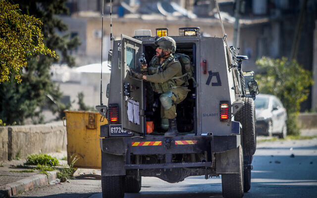 Les Palestiniens se heurtant aux forces de sécurité israéliennes lors d'un raid dans la ville de Naplouse, en Cisjordanie, le 3 avril 2023. (Crédit : Nasser Ishtayeh/Flash90)