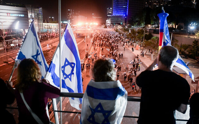 Des manifestants protestant contre les projets de réforme du système judiciaire du gouvernement, à la jonction Azrieli, à Tel Aviv, le 8 avril 2023. (Crédit : Avshalom Sassoni/Flash90)