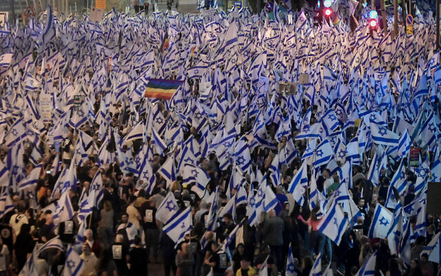 Des manifestants rassemblés contre les projets de réforme du système judiciaire du gouvernement, au carrefour Azrieli, à Tel Aviv, le 8 avril 2023. (Crédit : Avshalom Sassoni/Flash90)