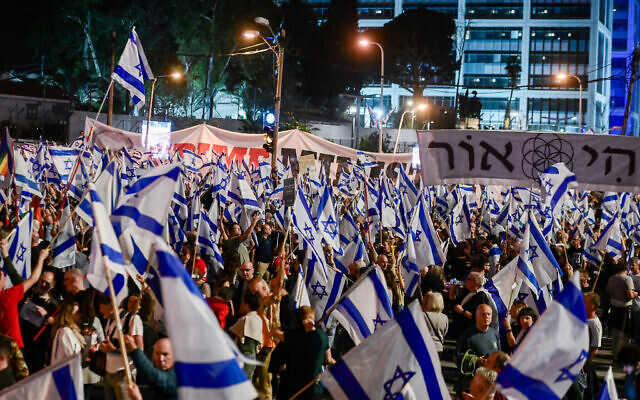 Des manifestants rassemblés contre les projets de réforme du système judiciaire du gouvernement, à la jonction Azrieli, à Tel Aviv, le 8 avril 2023. (Crédit : Avshalom Sassoni/Flash90)