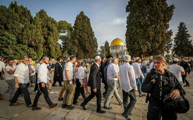 Les forces de sécurité surveillant les visiteurs juifs sur le mont du Temple pendant Pessah, dans la Vieille Ville de Jérusalem, le 9 avril 2023. (Crédit : Jamal Awad/Flash90)