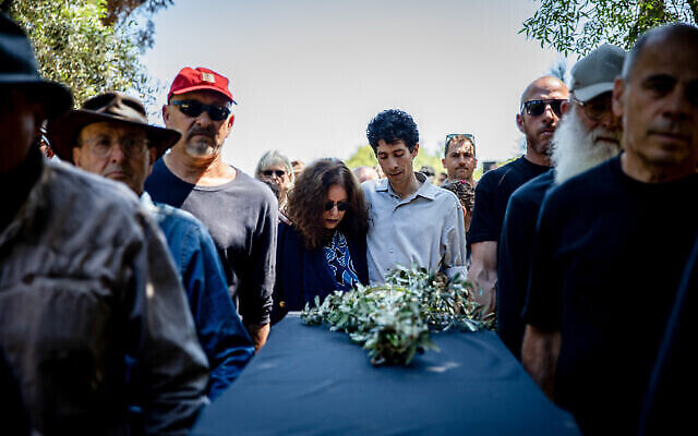 Les amis et la famille du célèbre écrivain Meir Sahlev se recueillent lors de ses obsèques au cimetière de Nahalal, dans le nord d’Israël, le 14 avril 2023. (Crédit : Shir Torem/Flash90)