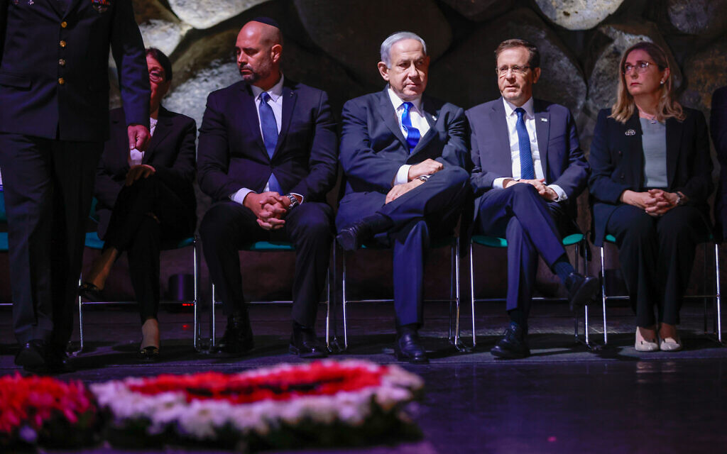 Le Premier ministre israélien Benjamin Netanyahu et le président Isaac Herzog assistent à une cérémonie dans la salle du souvenir à Yad Vashem, à l'occasion de Yom HaShoah, le 18 avril 2023. (Crédit : Erik Marmor/Flash90)