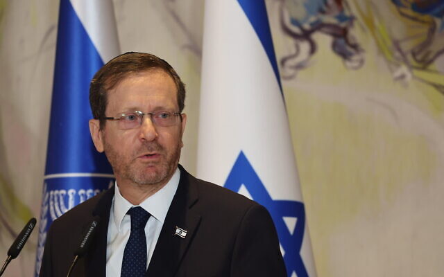Le président Isaac Herzog assistant à la cérémonie de commémoration de la Shoah à la Knesset, à Jérusalem, le 18 avril 2023. (Crédit : Yonatan Sindel/Flash90)