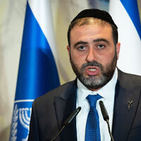 Moshe Arbel lors d'une cérémonie de Yom HaShoah à la Knesset de Jérusalem, le 18 avril 2023. (Crédit : Yonatan Sindel/Flash90)