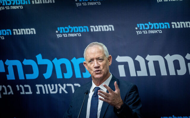 Le chef du parti HaMahane HaMamlahti Benny Gantz s'exprimant lors d'une réunion de sa faction, à la Knesset, à Jérusalem, le 19 avril 2023. (Crédit : Yonatan SIndel/Flash90)