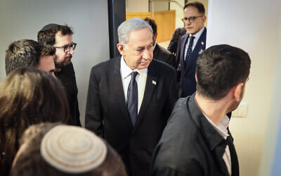 Photo d'illustration : Le Premier ministre   Benjamin Netanyahu lors d'une audience de la Cour dans un dossier contre le journaliste Ben Caspit à la Cour des magistrats de Tel Aviv; le 23 avril 2023. (Crédit : POOL)