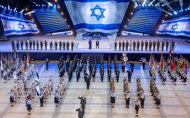Les répétitions de la cérémonie du 75e Yom HaAtsmaout, qui se tiendra au mont Herzl, à Jérusalem, le 23 avril 2023. (Crédit : Yonatan Sindel/Flash90)