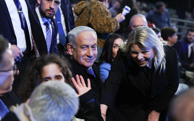 Le Premier ministre israélien Benjamin Netanyahu et son épouse Sara assistent à la cérémonie de Yom HaAtsmaout au mont Herzl à Jérusalem, le 25 avril 2023. (Crédit : Yonatan Sindel/Flash90)
