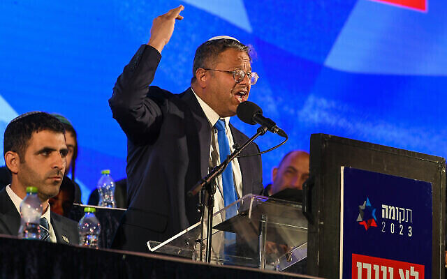 Le ministre de la Sécurité nationale, Itamar Ben Gvir, lors d’un rassemblement de soutien à la réforme du système judiciaire du gouvernement, devant la Knesset, à Jérusalem, le 27 avril 2023. (Crédit : Arie Leib Abrams/Flash90)
