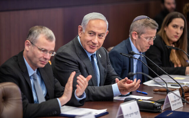 Le Premier ministre Benjamin Netanyahu et le ministre de la Justice Yariv Levin, à gauche, lors d'une réunion du cabinet au Bureau du Premier ministre, à Jérusalem, le 30 avril 2023. (Crédit : Emil Salman/POOL)