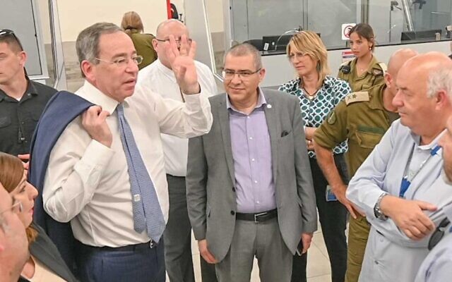 L'ambassadeur américain en Israël Tom Nides, à gauche, et le président de l'Autorité israélienne des aéroports  Jerry Gershon au poste-frontière d'Allenby, le 2 avril 2023. (Crédit : Jeries Mansour, U.S. Office of Palestinian Affairs)