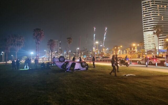 Scène d'un attentat à la voiture-bélier à Tel Aviv, le 7 avril 2023 (Crédit : capture d'écran Twitter - Channel 13)