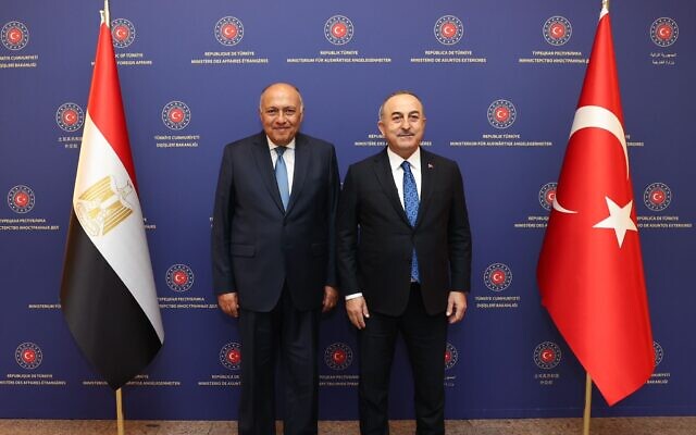 Le ministre égyptien des Affaires étrangères, Sameh Choukri, et le ministre turc des Affaires étrangères, Mevlut Cavusoglu, à Ankara, le 13 avril 2023. (Crédit : ministère turc des Affaires étrangères)
